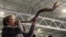 Laura Brown hace sonar su shofar en el segundo día del evento ReAwaken America Tour. 