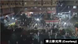 富士康在河南郑州的苹果代工厂工人因新冠病毒疫情逃出被封的厂区。（2022年10月29日）