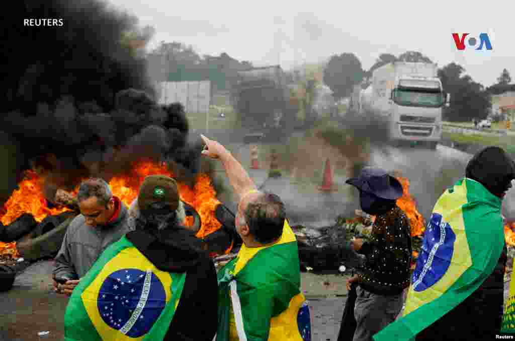 El Supremo Tribunal Federal de Brasil ordenó el martes a la policía federal de caminos que despeje de inmediato cientos de carreteras en todo el país bloqueadas por camioneros que apoyan al presidente brasileño Jair Bolsonaro y que desconocen la derrota del mandatario en las elecciones del domingo por parte del expresidente izquierdista Luiz Inácio Lula da Silva.