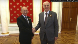 რუსეთი - ვლადიმირ პუტინი ხვდება საქართველოს სეპარატისტული აფხაზეთის რეგიონის ლიდერს ასლან ბჟანიას. 2020 წლის 24 ივნისი.