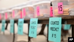 Las boletas contadas para varios recintos se muestran en el recinto de feria del condado de Flathead en Kalispell, Montana, el 9 de noviembre de 2022.