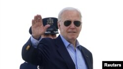 El presidente de Estados Unidos, Joe Biden, saluda mientras aborda el Air Force One a su partida hacia la cumbre del G7 en Italia, desde la Base Conjunta Andrews en Maryland, Estados Unidos, el 12 de junio de 2024.