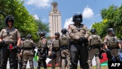 نیروهای پولیس در جریان تظاهرات به حمایت از فلسطینی ها در ایالت تکزاس 