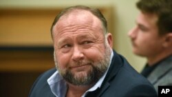 ARCHIVO - El fundador de Infowars, Alex Jones, se presenta en la corte para testificar durante el juicio por difamación sobre la masacre en la escuela Sandy Hook, en la Corte Superior de Connecticut en Waterbury, en septiembre de 2022. 