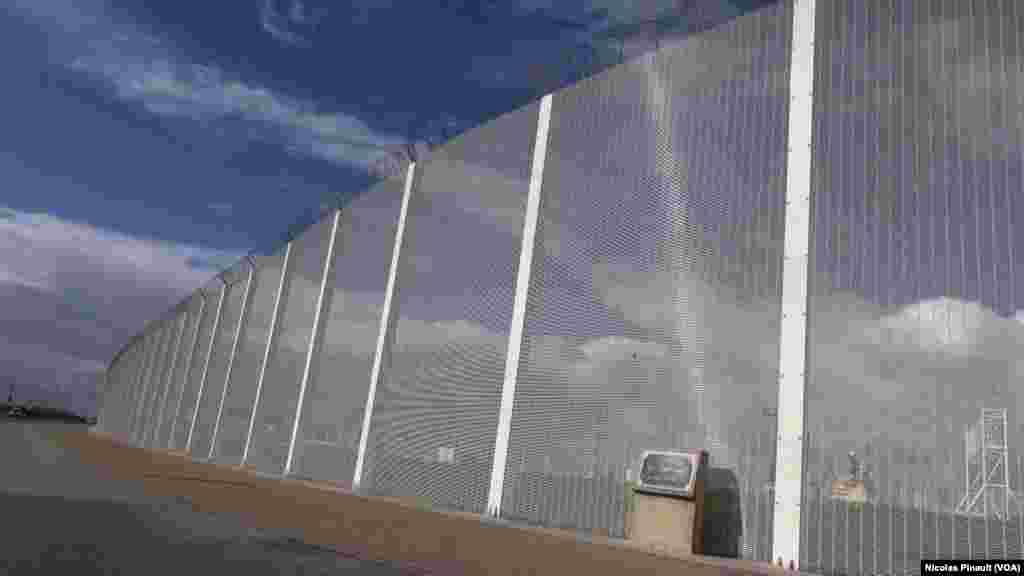 Wannan tashan jirgin ruwa&nbsp; ne&nbsp; daaka&nbsp; killace&nbsp; domin samar masa&nbsp; tsaro da&nbsp; waya&nbsp; mai&nbsp; karfin&nbsp; gaske. (Nicolas Pinault/VOA)