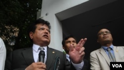 រូបឯកសារ៖ លោក យ៉ែម បុញ្ញឫទ្ធិ អគ្គនាយករដ្ឋបាល និងអ្នកនាំពាក្យគណបក្សសង្គ្រោះជាតិ និយាយ​ទៅ​កាន់​អ្នក​សារព័ត៌មាន​នៅទីស្នាក់ការ​កណ្ដាល​បក្ស​នៅ​ទី​ក្រុង​ភ្នំពេញនៅ​ថ្ងៃ​ច័ន្ទ​ទី​៣០​ឧសភា​នេះ ​ដើម្បី​ហែរ​ញត្តិ​ទៅ​រដ្ឋសភា​ជាតិ​និង​ថ្វាយជូន​ព្រះ​មហាក្សត្រលើ​ព្រះរាជ​អន្តរាគមន៍​លើ​អភ័យ​ឯកសិទ្ធិ​តំណាងរាស្រ្ត​​បន្ទាប់ពី​មាន​ករណី​​តុលាការ​តាមចាប់​ខ្លួន​លោក​កឹម សុខា​ប្រធាន​ស្ដីទី​គណបក្ស​សង្រ្គោះជាតិ​ ក្នុង​ករណី​រឿង​អាស្រូវ​ផ្លូវភេទ​កន្លង​មក​​។ (ឡេង ឡែន​/VOA) 