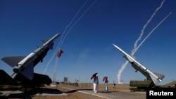 نمونه‌هایی از سامانه‌های موشکی اس-۳۰۰ در مسابقات «کلیدهای آسمان» در آستراخان، روسیه (آرشیو)