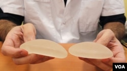 El ministro de Salud francés, Xavier Bertrand, pide a la Unión Europea imponer normas más rígidas sobre dispositivos médicos, incluyendo los implantes de seno.