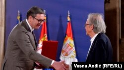 Predsednik Srbije Aleksandar Vučić uručuje orden austrijskom književniku Peteru Handkeu (Foto: RSE/Vesna Anđić)
