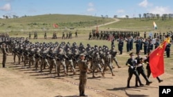 俄羅斯國防部資料照片： 2020年8月31日在俄羅斯遠東某射擊場舉行的“東方2020”軍演期間，中國軍隊正在行進中。（美聯社照片）