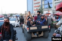 El gobierno talibán solamente es reconocido por una minoría de países. En la imagen, talibanes pasean por Kabul el 16 de septiembre de 2021.