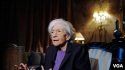 La escritora Ana María Matute, de 85 años de edad, es la tercera mujer en recibir el premio Cervantes.