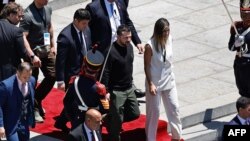 Президент України Володимир Зеленський залишає аргентинський Конгрес після церемонії інавгурації новообраного президента Аргентини Хав’єра Мілеі в Буенос-Айресі 10 грудня 2023 року. (Фото Алехандро ПАНЬЇ / AFP)