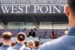 រដ្ឋមន្ត្រី​ការ​ពារប្រទេស​អាមេរិក​លោក Lloyd Austin ថ្លែង​ទៅ​កាន់​និស្សិត​នាយ​ទាហាន​ដែល​បាន​បញ្ចប់​ការ​សិក្សា​ចូល​រួម​ពិធី​ប្រគល់​សញ្ញាបត្រ​នៅឯ​បណ្ឌិត​សភា​យោធា​ជើងគោក​សហរដ្ឋ​អាមេរិក​ West Point នៅ​រដ្ឋ New York កាល​ពី​ថ្ងៃ​ទី​២២ ខែ​ឧសភា ឆ្នាំ​២០២១។