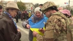 Խերսոնում բնակիչները շնորհակալություն են հայտնում ուկրաինացի զինվորներից_1.mp4