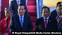 រូបឯកសារ៖ លោក​នាយករដ្ឋមន្ត្រី ហ៊ុន សែន ដើរ​ជាមួយ​នឹង​រដ្ឋមន្ត្រី​ការបរទេស​ឥណ្ឌូណេស៊ី​លោក Tito Karnavian និង​អភិបាល​កោះ​បាលី​លោក I Wayan Koster ពេល​ទៅ​ដល់​អាកាសយានដ្ឋាន​អន្តរជាតិ Ngurah Rai នៅ​មុន​កិច្ចប្រជុំ​កំពូល G20 នៅ​កោះ​បាលី ប្រទេស​ឥណ្ឌូណេស៊ី ថ្ងៃទី ១៤ ខែវិច្ឆិកា ឆ្នាំ២០២២។ 