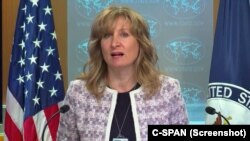 Бет ван Шаак, посол по особым поручениям по глобальному уголовному правосудию, выступает на пресс-брифинге в Госдепартаменте, 23 марта 2022 года