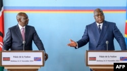 Prezida wa Kenya kumwe, William Ruto ( i Bubamfu), kumwe na mugenzi wiwe wa Kongo, Félix Antoine Tshisekedi Tshilombo ( i Buryo). Ino foto yafatiwe i Kinshasa mu 2022