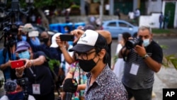 El dramaturgo Yunior García habla con la prensa al salir de la oficina del fiscal provincial en La Habana. Octubre 21, 2021.