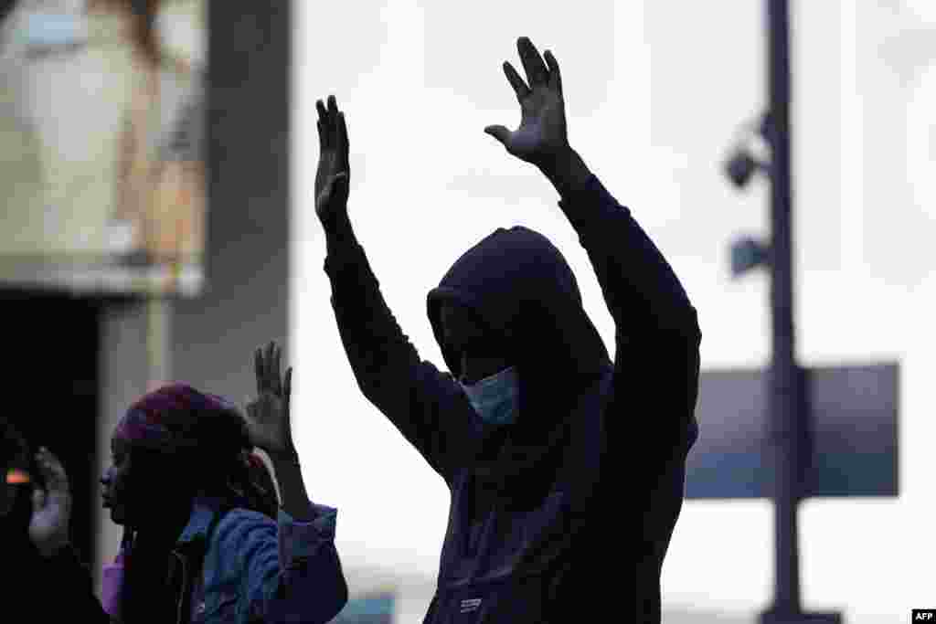 Manifestantes en Times Square, N.Y. levantan la mano durante una protesta de "Black Lives Matter" el 1 de junio de 2020.