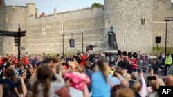 英女王伊麗莎白二世的靈柩星期天（9月11日）上午從女王去世的蘇格蘭巴爾莫勒爾堡出發，經蘇格蘭女王喜愛的鄉鎮前往愛丁堡。數以千計的民眾在道路兩旁向女王駐足表達對女王最後的敬意。 -美聯社照片