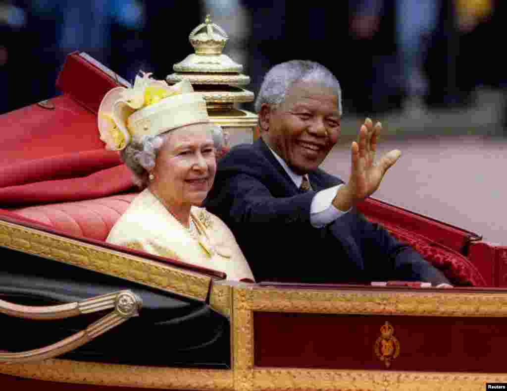 1996'da İngiltere'ye düzenlediği resmi ziyarette Güney Afrika Cumhurbaşkanı Nelson Mandela ve Kraliçe 2. Elizabeth