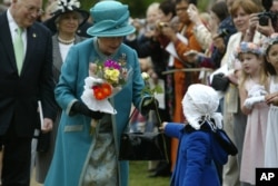 Durante su estancia en Estados Unidos -del 3 al 8 de mayo de 2007- Isabel II visitó la colonial ciudad de Williamsburg en Virginia, donde fue recibida por los pobladores, esta urbe de la antigua colonia acoge la primera Escuela de Leyes en EEUU, William y Mary.