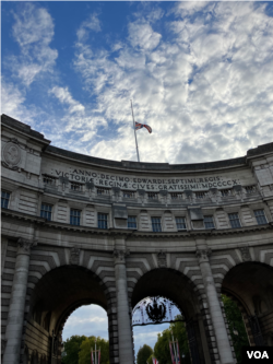 特拉法加廣場旁的水師提督門(Admiralty Arch)上的半旗