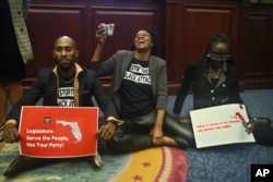 Florida shtatida yangi okruglar qanday tuzilayotganiga qarshi fuqarolar namoyishda, 21-aprel, 2022