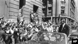 En noviembre de 1968 la reina Isabel II visitó Chile, era el tercer país del continente adonde acudía en visita de Estado. En la imagen, la monarca es captada en el recorrido por las calles de Santiago acompañada por el presidente Eduardo Frei. 