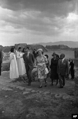 La reina Isabel II recorre el sitio arqueológico de Monte Albán en Oaxaca, México, el 27 de febrero de 1975, en visita guiada por autoridades del Museo Nacional de Antropología de Ciudad de México.