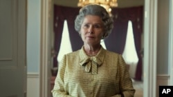 Esta imagen difundida por Netflix muestra a Imelda Staunton como la reina Isabel en "The Crown". La aclamada serie de Netflix sobre la reina Isabel II y su familia, ha pausado su producción debido a la muerte de la monarca. (Alex Bailey/Netflix vía AP)
