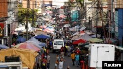 La gente compra en una calle cerca del mercado municipal en el popular barrio de Catia en Caracas, Venezuela, 11 de junio de 2022. Foto tomada el 11 de junio de 2022.