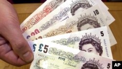 印有女王伊麗莎白二世頭像、各種面值的英鎊紙幣。（美聯社資料照）
