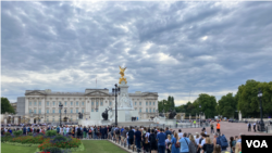 週一的下午前來悼念的女王的長長隊列