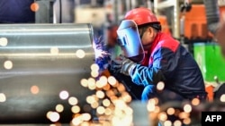 中國山東省青州市一家工廠的工人在做工。（2023年11月30日）