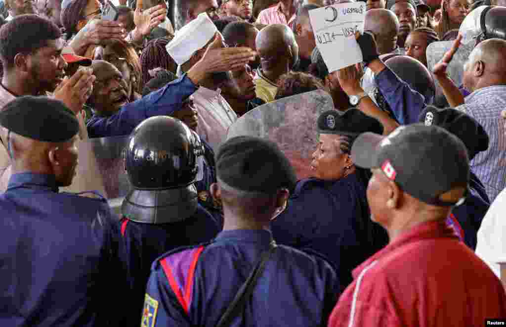 Abanyagihugu b'i Kinshasa banigana bashaka kwinjira gutwara. Bakikujwe n'abajejwe umutekano bari bakwiragijwe ahatorewe hose.