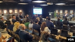 Expertos de la región reunidos este viernes 15 de septiembre en Washington para abordar el panorama de las inversiones, naturaleza y la biodivesidad en Latinoamérica [Foto: Tomás Guevara, VOA]