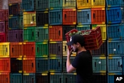 คนงานขนย้ายลังอะโวคาโดภายในโรงงานแห่งหนึ่งในรัฐมิโชอาคาน ประเทศเม็กซิโก เมื่อ 9 ก.พ. 2567