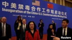 美國白宮禁毒代表團團長、總統副助理兼國土安全部副顧問珍·達斯卡爾（Jen Daskal 中）在北京釣魚台國賓館出席「中美禁毒合作工作組啟動儀式」。（2024年1月30日）