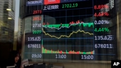 Papa elektronik yang menunjukkan nilai indeks saham pada Bursa Shanghai terpasang di salah satu tempat penjualan saham di Beijing pada 5 Februari 2024. (Foto: AP/Andy Wong) 