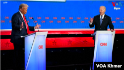 Kandidat Partai Demokrat, Presiden AS Joe Biden, dan kandidat Partai Republik, mantan Presiden AS Donald Trump, dalam debat menjelang pemilihan presiden AS, di Atlanta, Georgia, AS, 27 Juni 2024. (REUTERS/Brian Snyder)