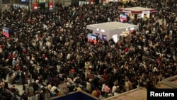 上海虹橋火車站裡春節返鄉過節的旅客。 （2024年2月5日）