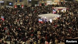 ประชาชนจำนวนมากตกค้างที่สถานีรถไฟในเซี่ยงไฮ้ในวันที่ 5 ก.พ. 2024 ขณะพยายามเดินทางกลับบ้านในช่วงตรุษจีน (รอยเตอร์)