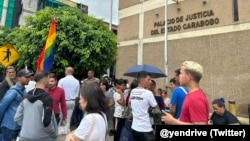 Activistas y familiares de los 33 hombres detenidos el fin de semana en un club de la comunidad LGBTIQ+ mientras exigían su liberación.