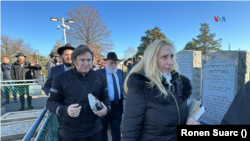 El presidente electo de Argentina, Javier Milei,(izq) visita un cementerio judío en su primera visita a EEUU desde su victoria en los comicios, el 27 de noviembre de 2023. 