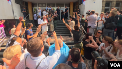 Inspektor Dušan Mitić ulazi u zgradu Specijalnog suda