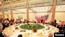 资料照：中国领导人习近平和夫人彭丽媛在北京宴请朝鲜领导人金正恩和夫人。（2018年3月28日）