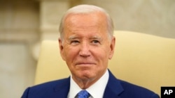 El presidente Joe Biden escucha mientras se reúne con el primer ministro sueco Ulf Kristersson en la Oficina Oval de la Casa Blanca, el miércoles 5 de julio de 2023, en Washington. (Foto AP/Evan Vucci)