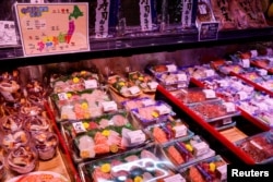 香港一家超市海鮮櫃檯擺放的日本進口海產品。(2023年7月12日)